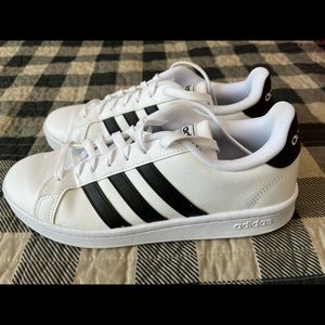 Adidas Women’s Grand Court Shoe sz 8.5. Cloud White/Core Black.